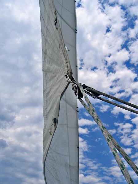 wavemagic_sailing8.JPG - New Mast- Main and Blade Jib